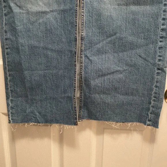 Universal Thread Medium Wash Denim Skirt…size 8 - Picture 4 of 7